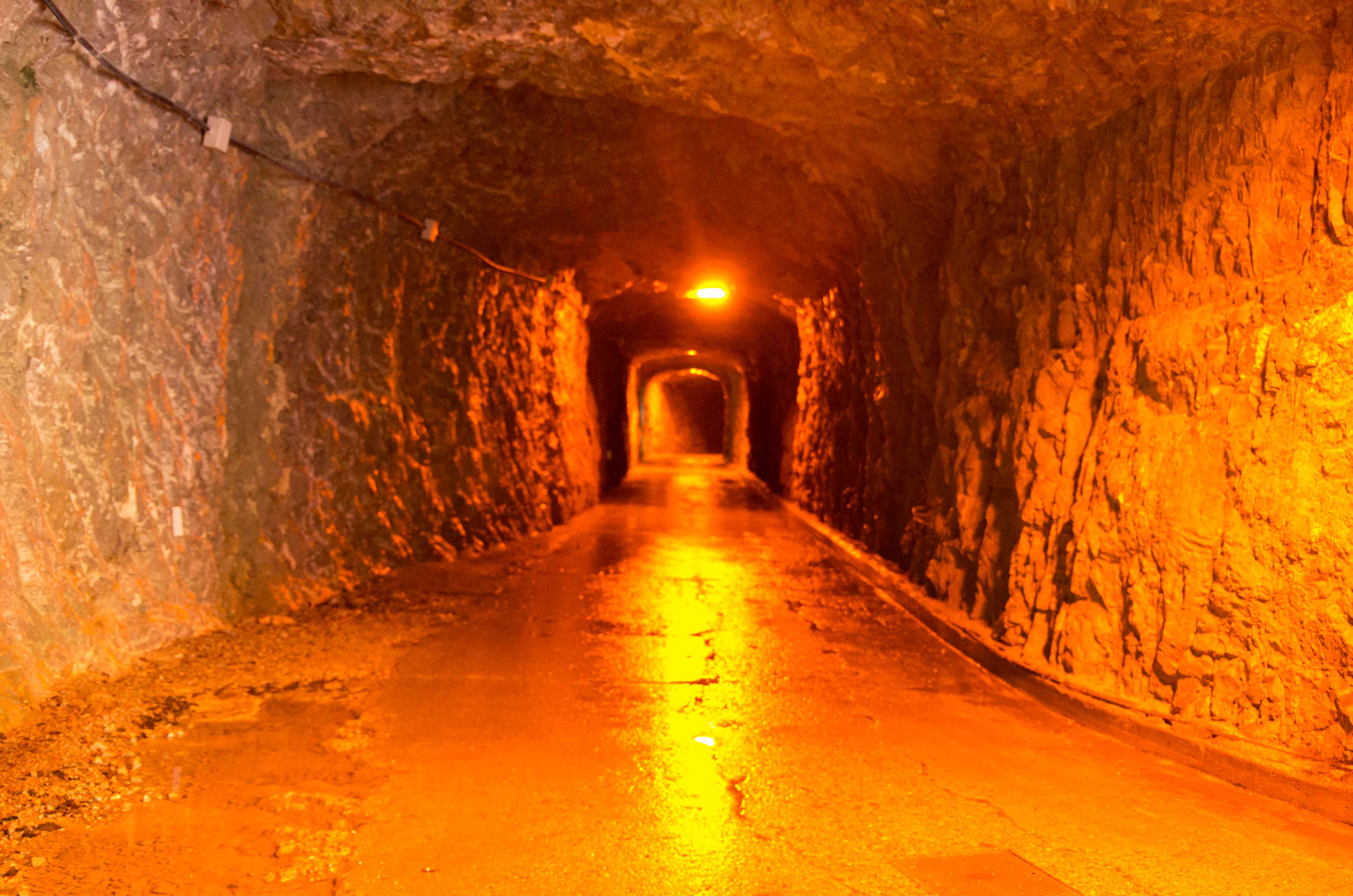 Gladde donkere tunnels